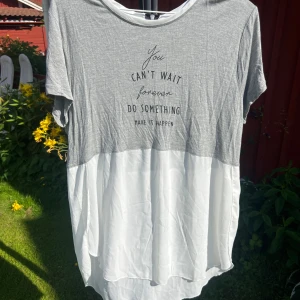 Gråvit tunika från Lipo Lipo - Tunika i tvådelad look från Lipo Lipo, med grå överdel i t-shirt material, och vit nederdel i tunnare/genomskinligare material. Står storlek XL (48/50), men skulle säga mer M/L. 