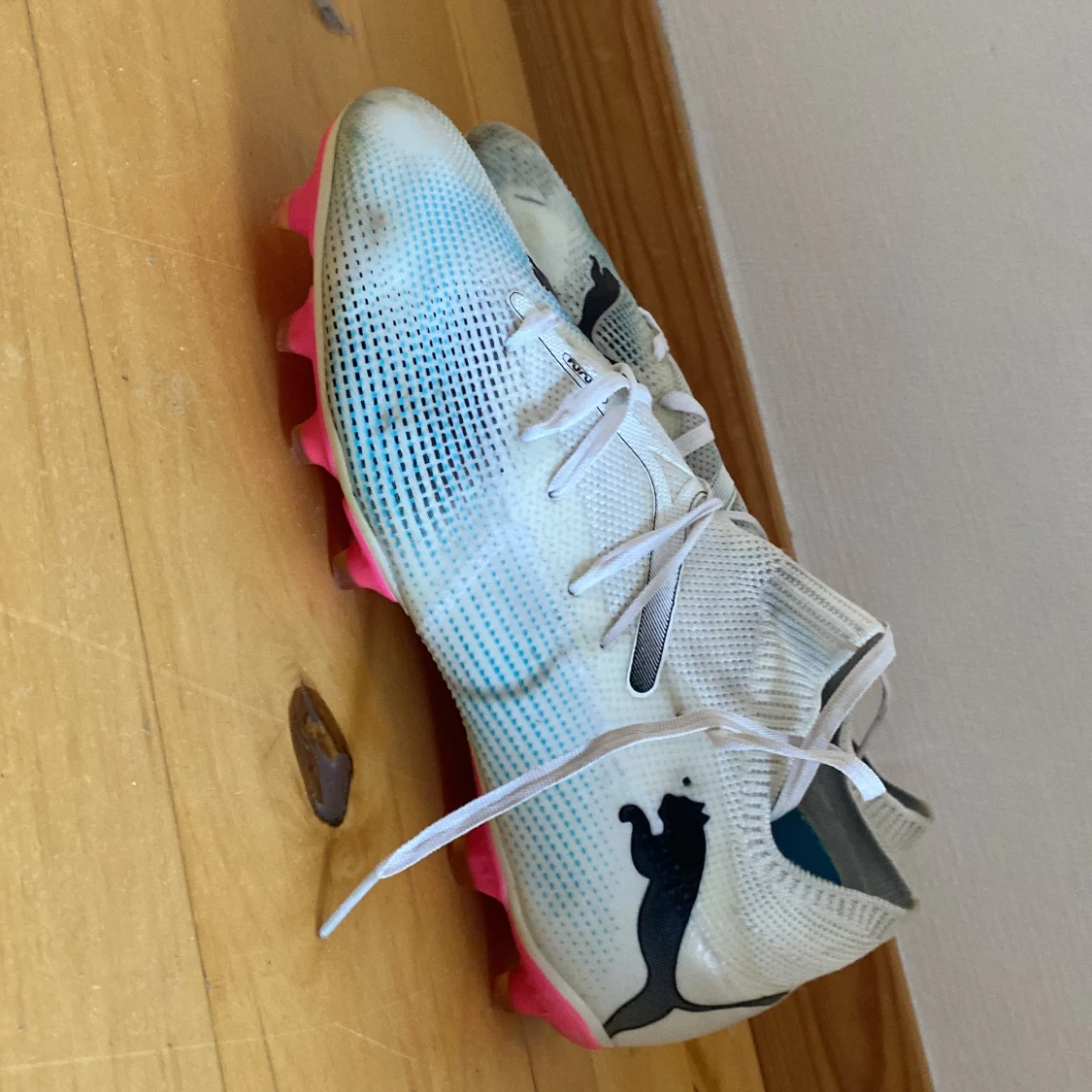 Puma vita och rosa fotbollsskor - 3