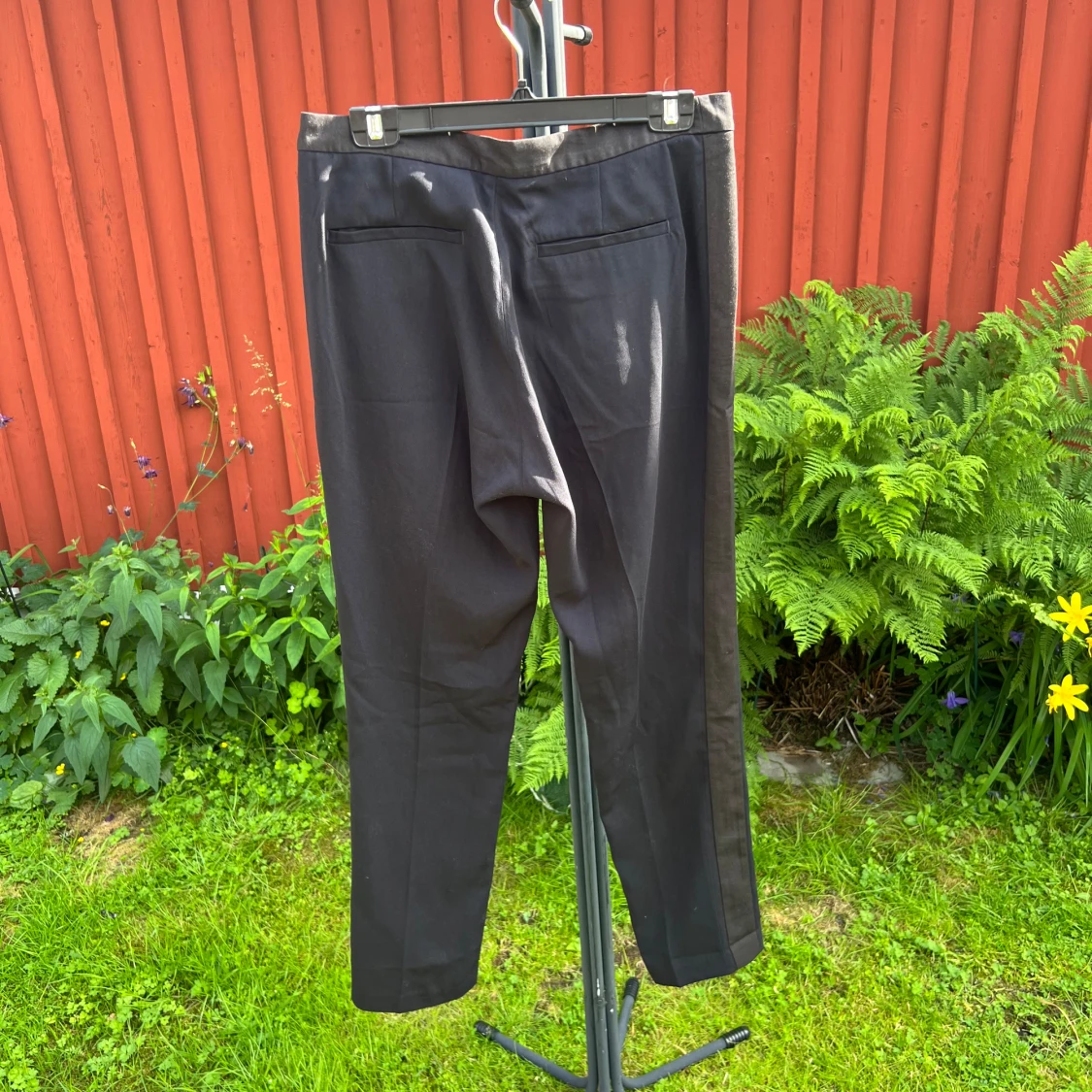 Marinblå/svarta kostymbyxor från InWear - 2