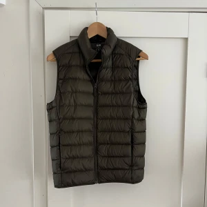 Uniqlo väst - Snygg grön lättdun väst från uniqlo i storlek XS. Ingår en packpåse. 