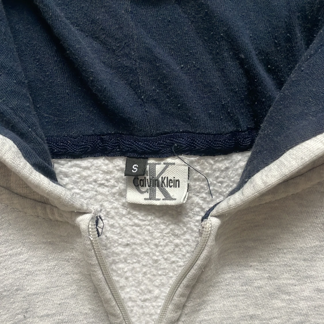 Grå hoodie från Calvin Klein Jeans - 2
