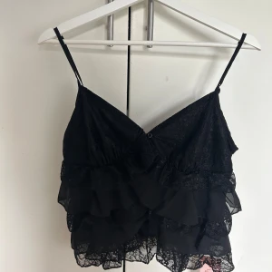 Topp med volanger - Volanger i spets 💕