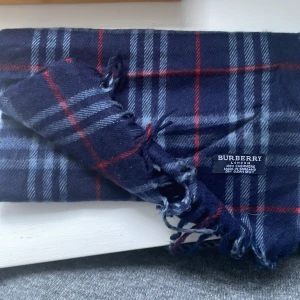 Burberry scarf - Säljer en blå burberry scarf | skick 9/10 | priset kan diskuteras, kom dm vid frågor!