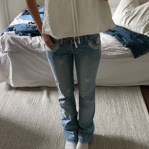 Ljusblå bootcut jeans med låg midja - Innebetslängd: 75 cm (har sytt upp ca 3-4 cm som enkelt går att sprätta upp) midjemått: 38 cm (tvärs över) 💕