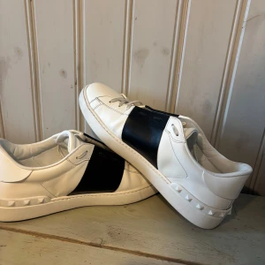 Svarta Valentinos nya!  - Valentino Opens 🪁 Knappt använda, i nästan nyskick! ✨ Verkligen som nya 👌 Givetvis äkta! 💯 Dustbags och helt nya skosnören ingår! 🧽 Snabb och säker frakt! 🚀