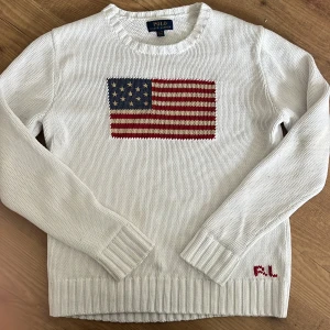 Ralph Lauren flag sweater - Inga defekter alls! Säljer för att den inte passar och är för stor. Jag skulle säga att den passar som s/m