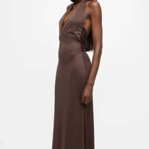 Brun långklänning med djup v-ringning - Snygg brun långklänning med djup v-ringning och öppen rygg. Klänningen har knyt i ryggen och är ärmlös, vilket ger en elegant och modern look. Tillverkad i ett mjukt, följsamt material som faller fint längs kroppen. Klänningen är i storlek S och är från bikbok, helt ny med lappar! Nypris 699💕