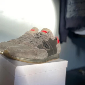 Philippe Model TRPZ Trainers - Köpta begagnat men säljs på nytt pågrund av att de inte passade. Skor från märket Philippe model Stl 42 men skulle nog passa fint på en med stl 41 eftersom att de sitter lite tajtare på fötterna. Inga märkbara fel förutom små skavanker på underdelen av skon. Finns ingen låda tyvärr.