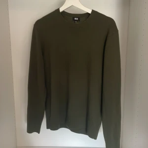 Grö kashmir crewneck från uniqlo - Säljer nu den här tröjan då jag inte ser den till sp mycket användning längre. Den är i storlek small och är använt endast ett fåtal gånger. Den har inga tecken på användning däremot och är köpt direkt från en uniqlo butik. Den är 100 % kashmir och kostar 1400 i nypris. Hör av dig vid fler frågor