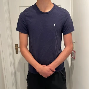 Ralph lauren t-shirt - Ralph lauren t-shirt-Storlek är S/M-killen på bilden är 180 och väger 65kg-kom dm om du har några funderingar