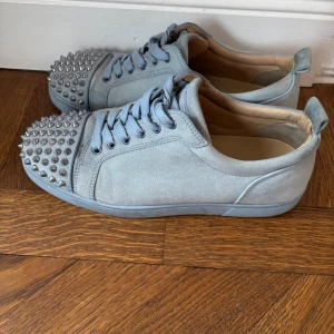 Chritian Louboutin skor  - Hej säljer dessa loubs självklart äkta de är i bra skick alla nitar är kvar de är bara lite smutsiga ej rengjorda de är i storleken 41 köpta här på Plick av garde grich kan garantera äkthet endast skorna ingår skriv om du är intresserad och skicka gärna prisförslag mvh Lukas