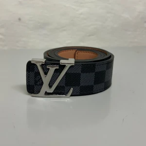 Louis Vuitton Bälte - Helt ny aldrig använd. Storleken är 110cm. Kan frakta eller mötas i Stockholm. Postar inom 24 timmar