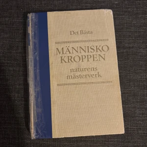 Människokroppen: naturens mästerverk - Upptäck människokroppens fascinerande värld! Den här boken ger dig en spännande inblick i hur kroppen fungerar och varför den är ett av naturens största mästerverk. Perfekt för dig som är nyfiken på biologi och vill veta mer om dig själv.