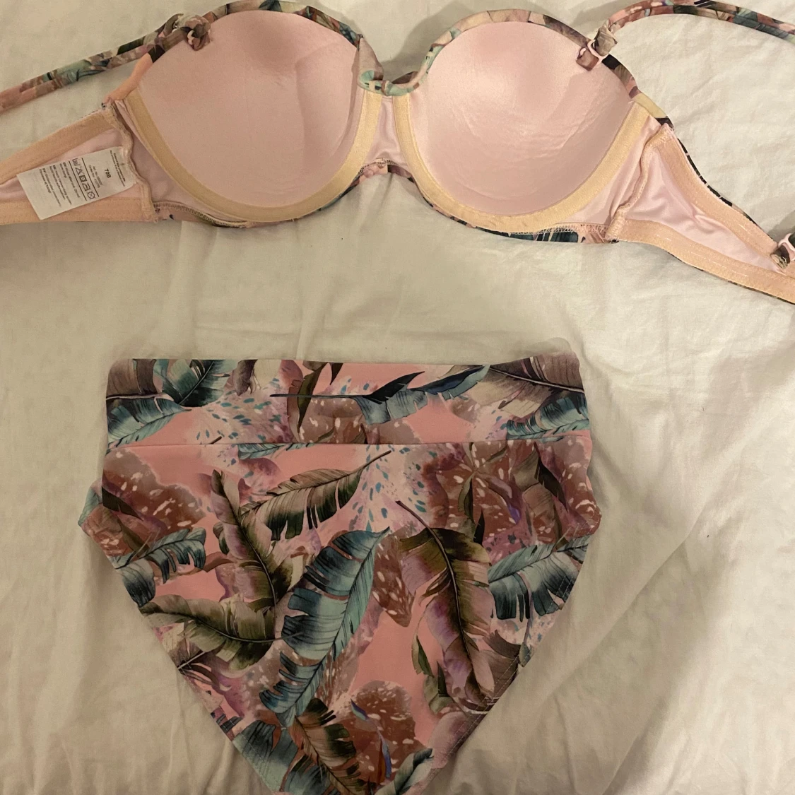 Rosa bikini med tropiskt mönster - 1