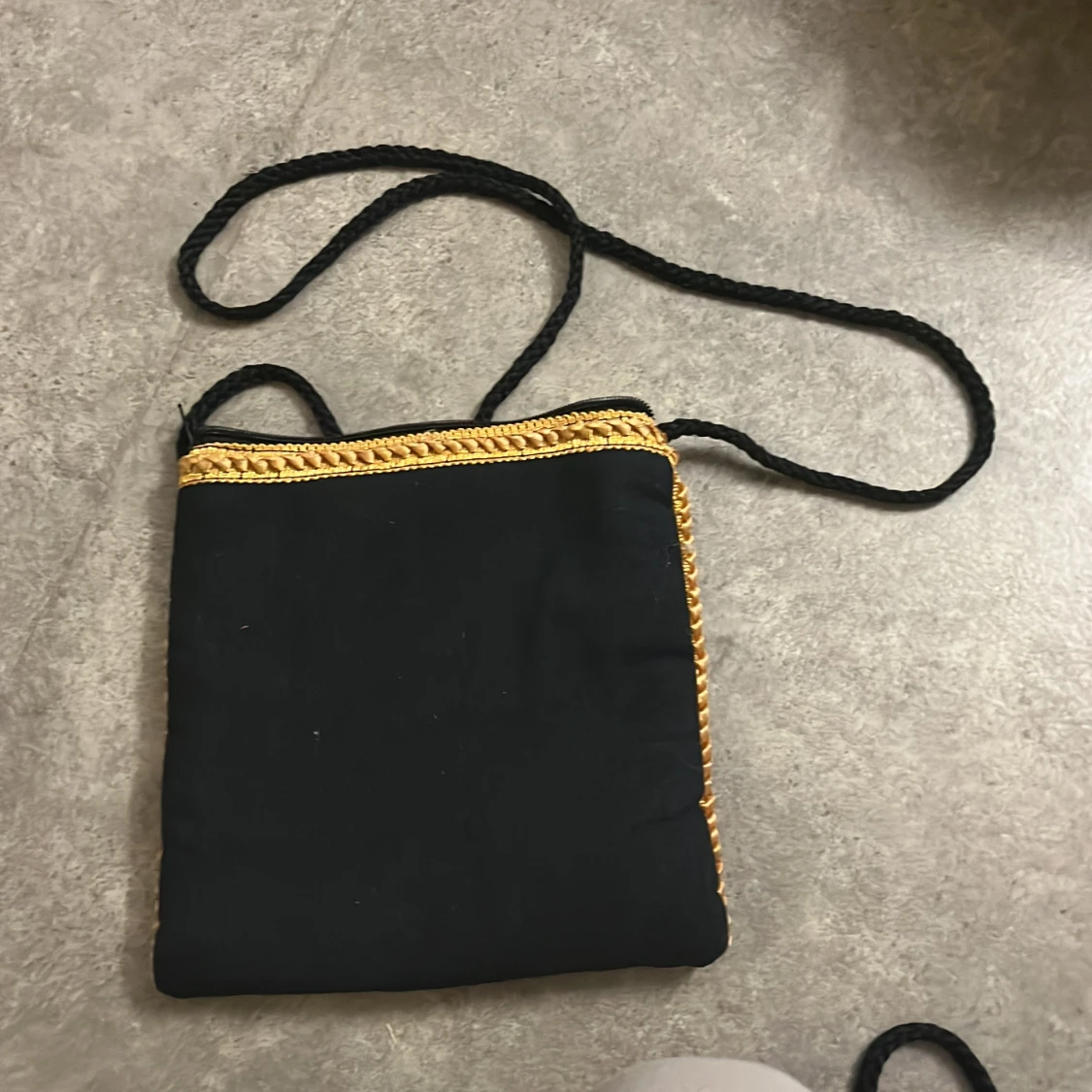 Broderad svart axelväska med pärlor - 1