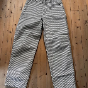 Randiga Carhartt byxor - Coola randiga carhartt byxor. Fint skick. Storlek 29 men upplevs stora. Mått:  Midja: 44cm Innerben: 76cm