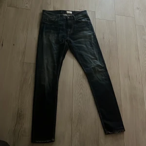 Mörkblå skinny jeans - Snygga mörkblå jeans med skinny fit och klassisk femficksdesign.