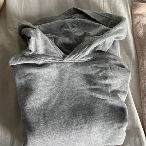 Grå hoodie från Divided H&M - En basic grå hoodie från Divided H&M i storlek M. Klassisk modell med huva och mjukt material i bomullsblandning. 