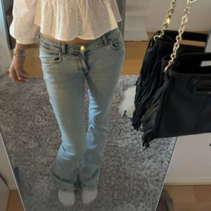 Ljusblå bootcut jeans - Säljer ett par ljusblå jeans med bootcut-modell och klassisk femficksdesign. Jeansen är nedsydda för att vara mer lowwaist och är tyvärr lite slitna vid hälarna. Skriv till mig vid frågor och för fler bilder! 🌸