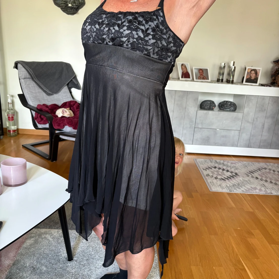 Svart kortklänning med spetsdetalj