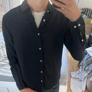 Linneskjorta i 100% linne - Riktigt snygg mörkblå linne skjorta i 100% linne, perfekt nu på sommaren!🤩| Storlek M | Bra skick✅