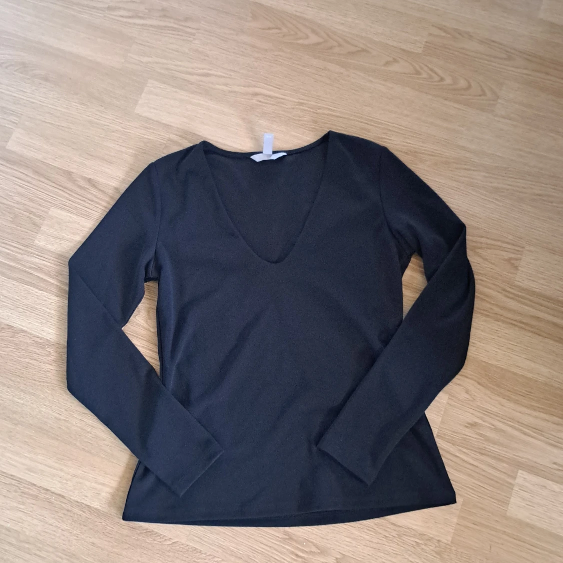 Svart långärmad topp med v-ringning