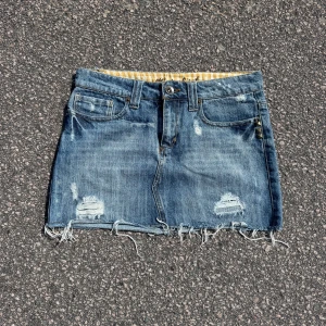 Lågmidjad jeans kjol - Så snygg jeans kjol som tyvärr inte passar mig och har därför ingen bild på! Midjemått tvärsöver:39cm Längd:30cm💕