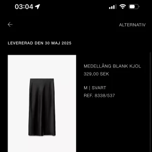 Svart blank långkjol i satin - Säljer en svart, blank långkjol i satin-look. Kjolen har en stilren och enkel design med rak passform och lätt glansigt material som ger en lyxig känsla. Perfekt för dig som gillar minimalistisk och trendig stil. Säljer eftersom han inte lämna tillbaka  , helt ny