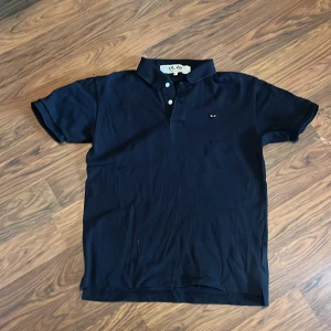 Comme des Garçons - Lite andvänd, size L passar mera som S-M pga att den krympt i tvättmaskinen. Laga pm för mera bilder eller frågor!