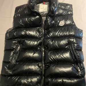 Moncler tibb väst - Säljer denna sjukt snygga tibb västen. Sparsamt använd i bra skick, nfc o qr fungerar, det negativa är ett litet litet hål på baksidan, allt på bild och dustbag medföljer, priset ej hugget i sten, tveka inte på att höra av dig om du har frågor och vill ha närmare bild på hålet ej märkbart