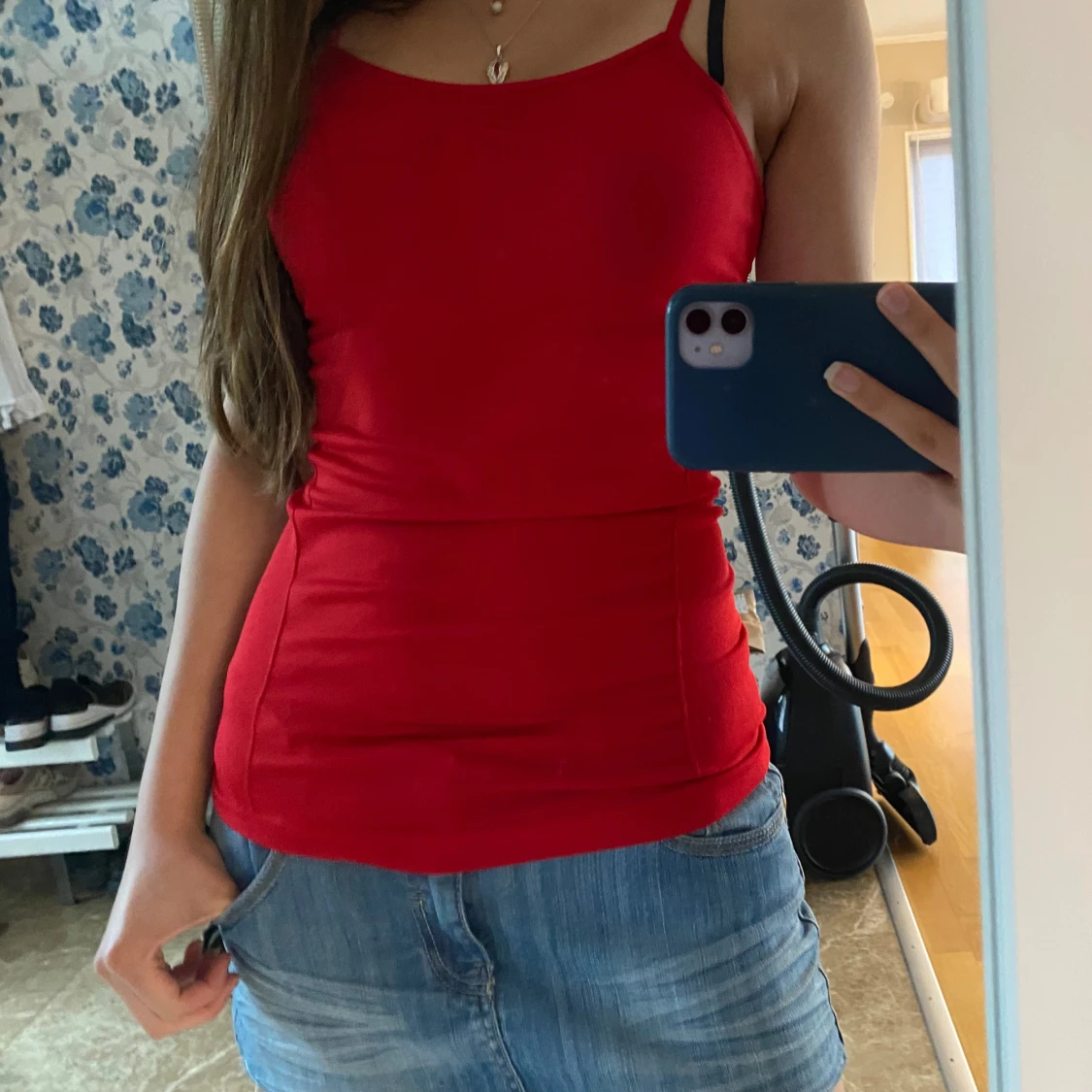 Röd linnetopp med smala axelband - 1