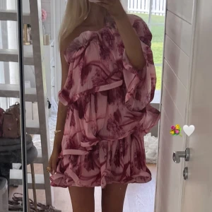 Nakd klänning  - Populär o efterfrågad, sålde slut snabbt. Säljer då den e lite stor på mig o därav oanvänd. Köpt för 799💕