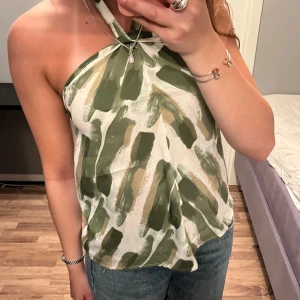 Somrig topp - Så fin somrig topp som är öppen i ryggen.💚