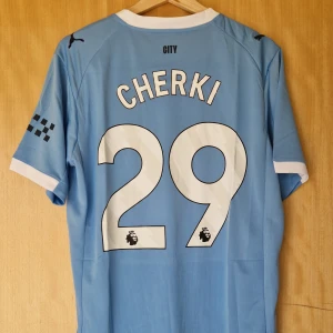 Rayan Cherki fotbollströja Manchester City 25-26 - Rayan Cherki Manchester City repIika fotbollströja 25-26. Helt ny med tag. Storlek: Small