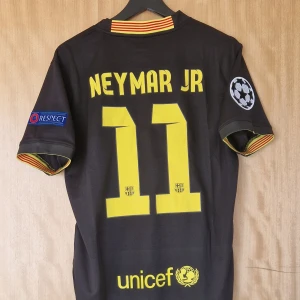Neymar Jr fotbollströja Barcelona 13-14 - Neymar Jr Barcelona repIika fotbollströja 13-14. Helt ny med tag. Storlek: Small