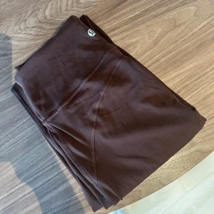 Lavacake yogapants från Lululemon - Yogapants från Lululemon med hög midja, i färgen lavacake. Storlek 4, passar en small/medium. 