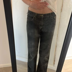 Mörk grå jeans från Cross Ways lindex, stl 164 - Säljer ett par mörkgråa jeans från Cross Ways by Lindex med detaljer på bakfickan. Jeansen är utsvängda nere och storlek 164 passar mig som har  xs-s super bra💕 Lindex säljer ej detta märke längre