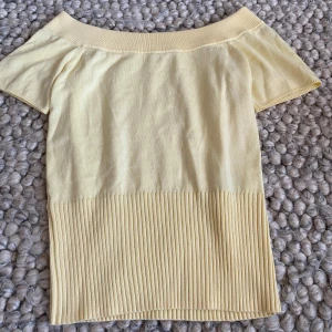 Off shoulder topp - Jätte fin off shoulder topp med fin detalj ner till