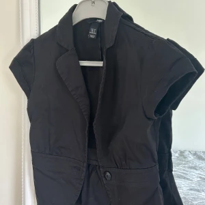 Bolero / Topp från H&M - Snygg. Går att använda över en topp eller bara själv.