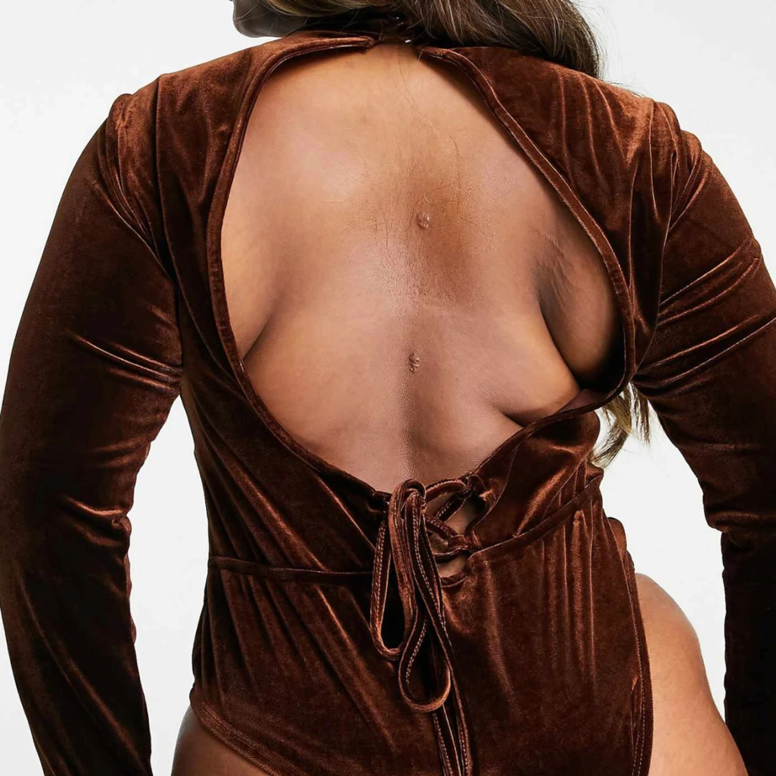 Brun sammetsbody med öppen rygg - 1