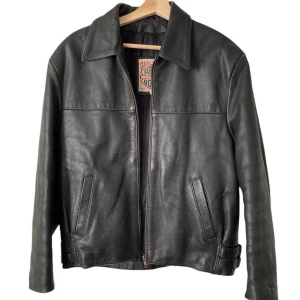 Vintage Läder Jacka - Vintage Leather Jacket. Size S. Some minor issues with interior but leather is in very great condition. Great fit but slightly short in sleeves on me, for reference I am 185 cm.  Feel free to ask any questions. Swe/Eng ok!   #leatherjacket #leather #black