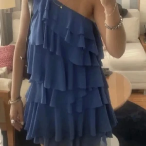 Blå volangklänning oneshoulder - Supersöt blå kortklänning med flera lager volanger och oneshoulder-design.🥹🥹🧡