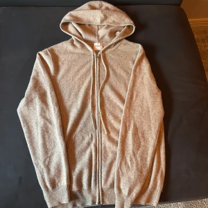 Beige kashmirhoodie från John Henric - Beige Kashmir hoodie från John Henric. Mycket bra skick, använd fåtal gånger. Nypris ca 2500kr. Storlek M. Hör av dig vid frågor och pris!
