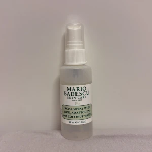 Mario Badescu Face Mist Aloe & Coconut - Fräsch ansiktsspray från Mario Badescu med aloe, adaptogener och kokosvatten. Kommer i en genomskinlig plastflaska med vit spraykork, 59 ml rymmer flaskan. Perfekt för att återfukta huden snabbt och ge en uppfriskande känsla under dagen.