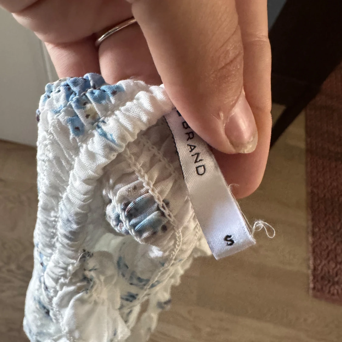 Blommig smockad linnetopp  - 1