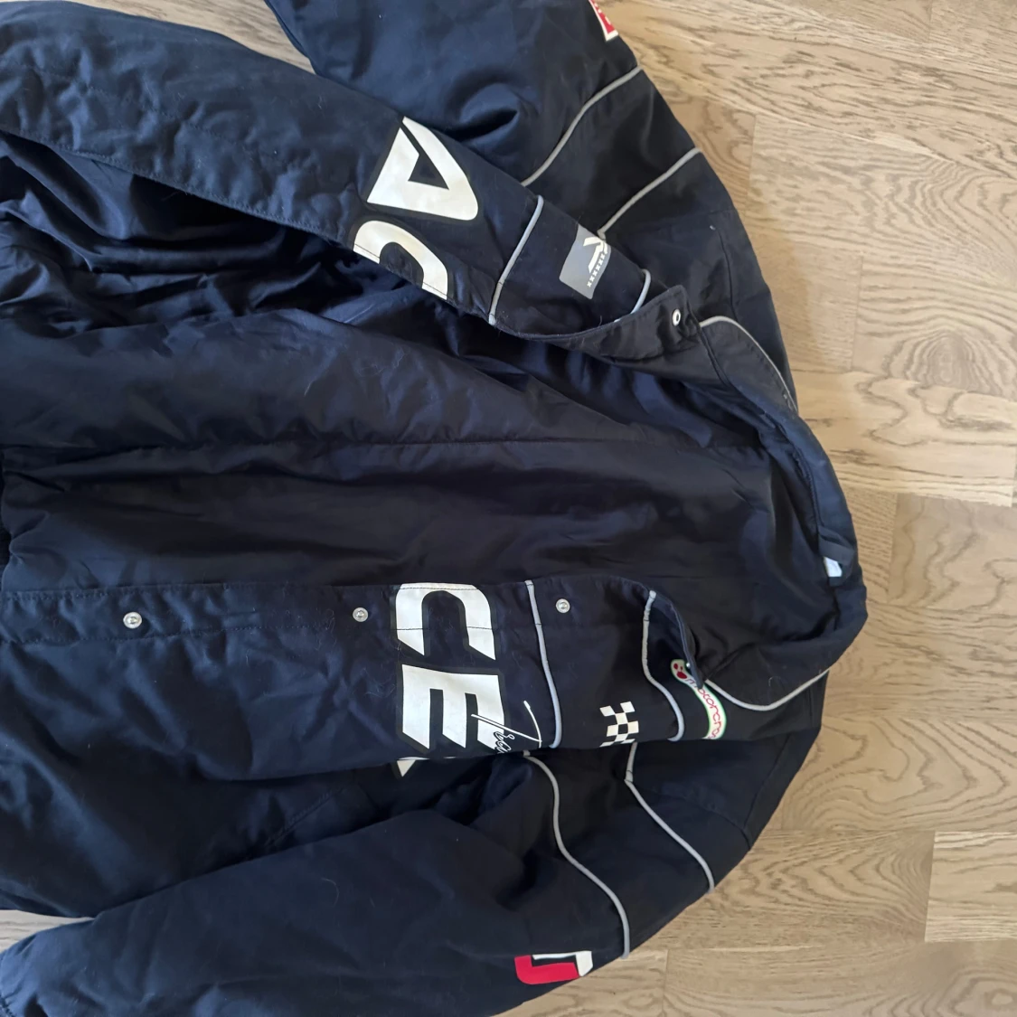 Svart vindjacka från Divided XS