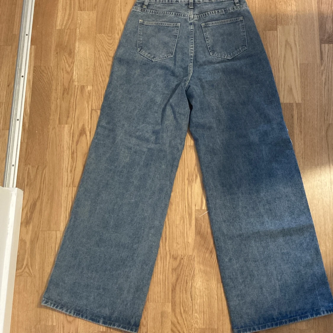Wide jeans med patchwork i blå och svart