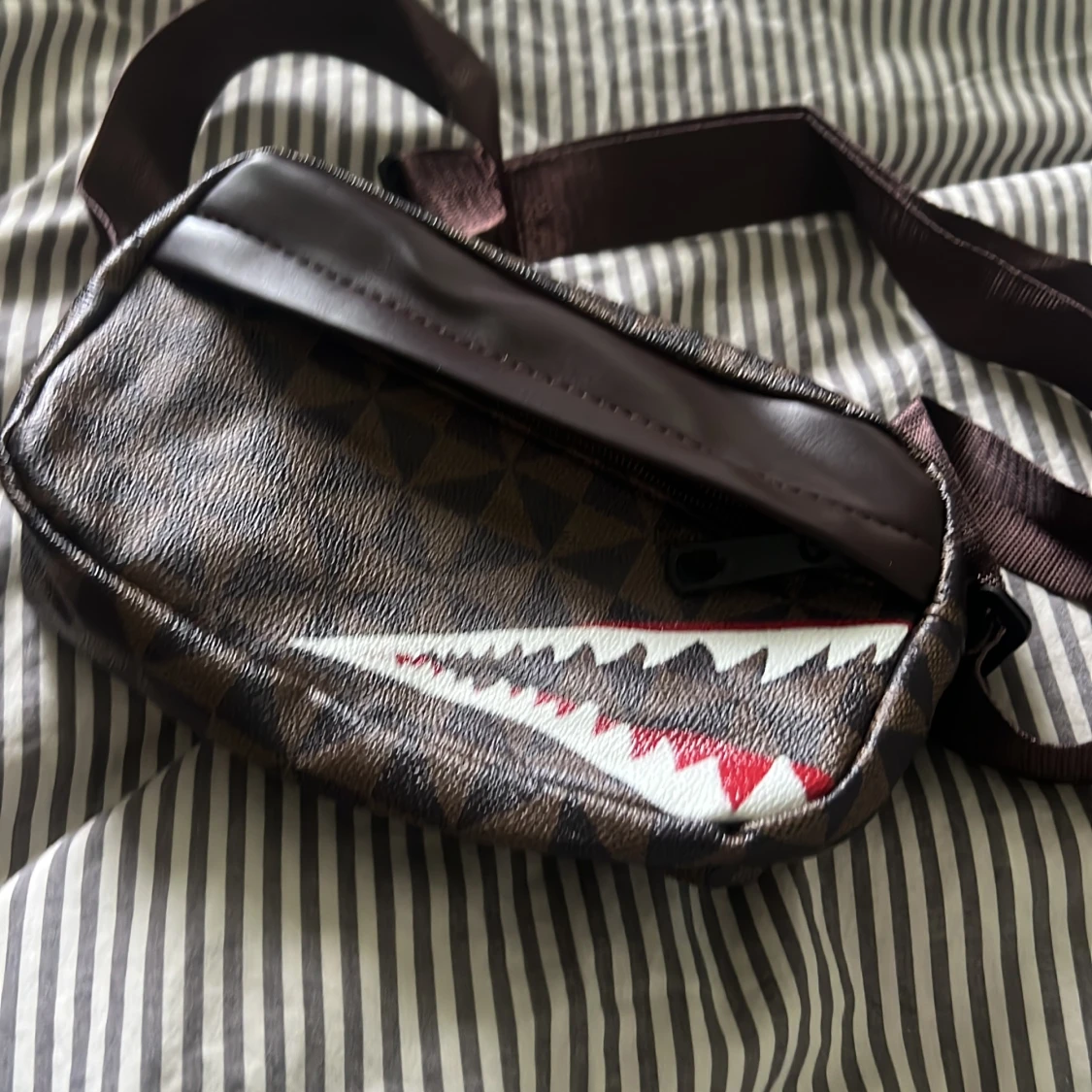 Brun axelväska med hajmotiv - 2