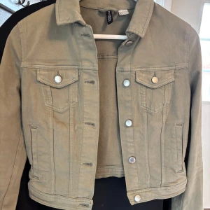 Olivgrön jeansjacka - Snygg jeansjacka från h&m som jag tror inte säljs längre🩷 bra skick och är perfekt både nu i sommar och till hösten
