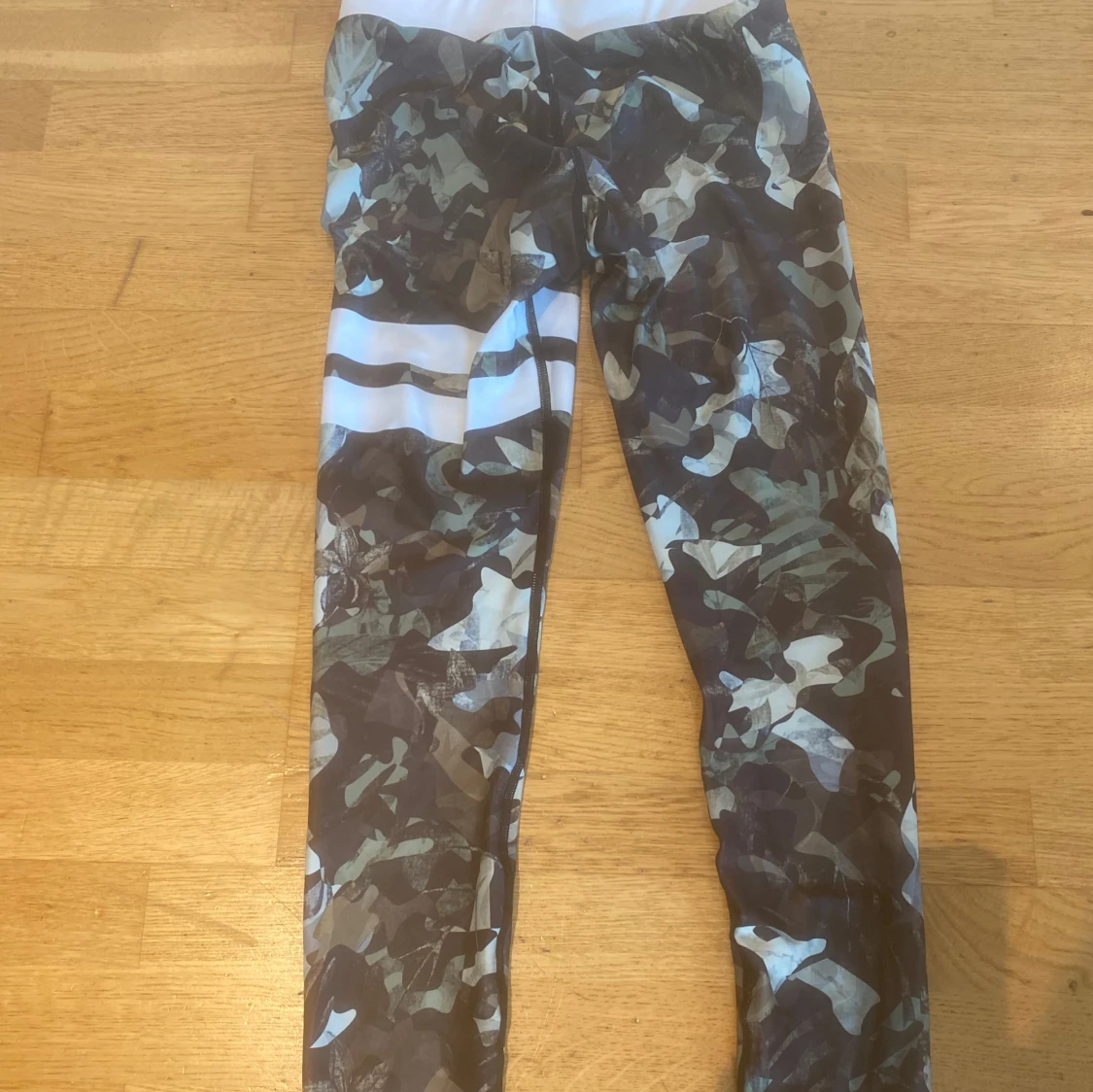Camo leggings från STRONGER - 1